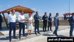 Imagine de pe pagina de Facebook a PSD Olt, de la o vizită a mai multor lideri de filiale sau primari PSD-iști pe șantierul drumul expres Craiova-Pitești. Deși la întâlnire a fost prezent și premierul Nicolae Ciucă, acesta nu apare în prim-plan.