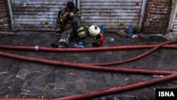 یک آتش‌نشان پس از خاموش کردن آتش در بازار تهران، بهمن ۱۴۰۰