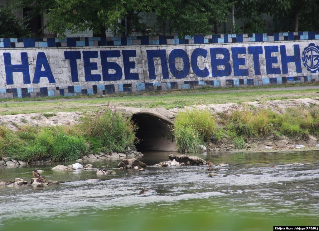 Një gyp prej ku derdhen në Vardar ujërat e zeza.