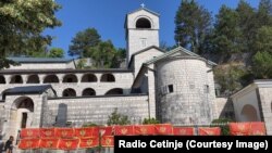 Crnogorske zastave na ogradi ispred Cetinjskog manastira, Cetinje, 8. avgust, 2022. godine