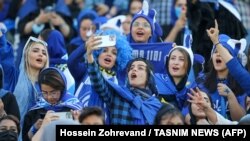 Femei iraniene fane ale clubului de fotbal Esteghlal, în timpul unui meci dintre Esteghlal și Mes Kerman pe stadionul Azadi, Teheran, pe 25 august 2022