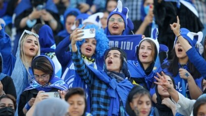 Navijačice fudbalskog kluba Esteghlal navijaju tokom utakmice između Esteghlala i Mesa Kermana na stadionu Azadi u Teheranu 25. augusta. Irankama je bilo dozvoljeno da prisustvuju utakmici nacionalnog fudbalskog prvenstva prvi put od Islamske revolucije 1979. godine, u sadašnjosti pozdravljen kao istorijski potez.
