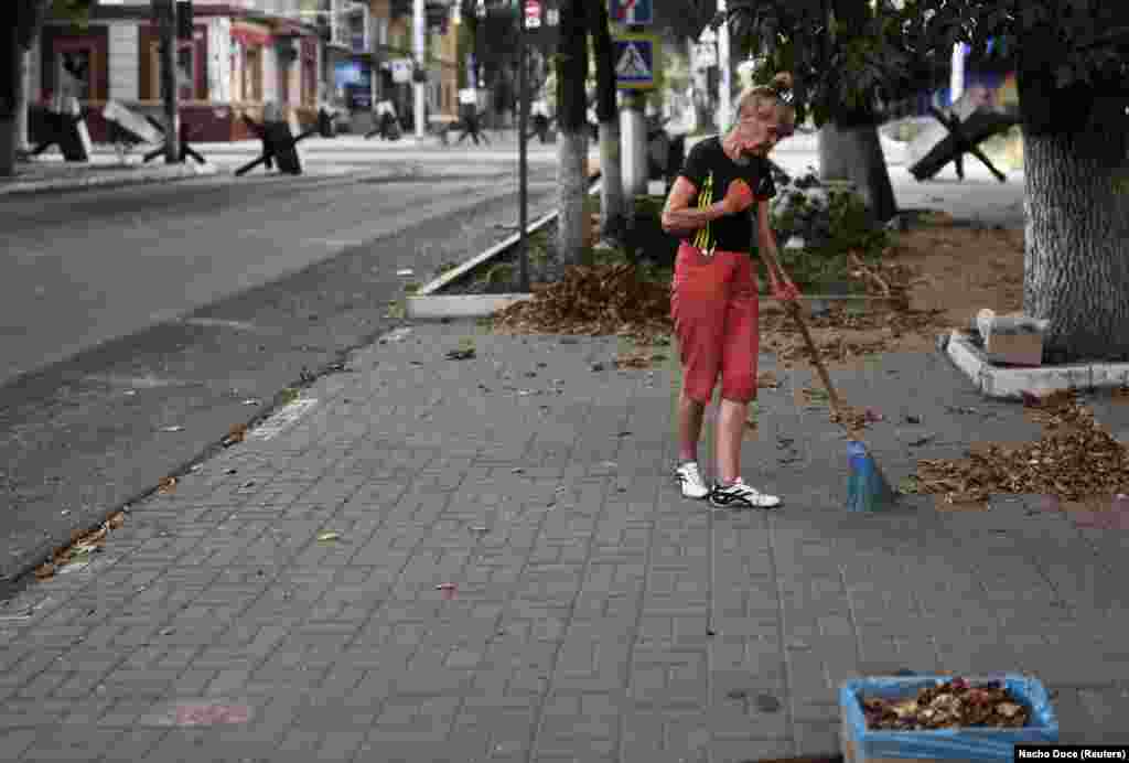 As Russian forces moved closer to Bakhmut, many inhabitants fled, leaving behind a shattered city. However, some residents, such as Viktoria Bulavintseva, have stayed on.