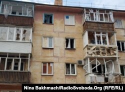 Пошкоджений снарядами будинок на одній з вулиць Чернігова