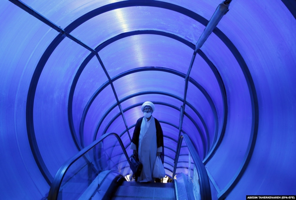 Një klerik iranian duke kaluar nëpër një vendkalim për këmbësorë në një rrugë në Teheran.