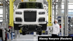 An employee checks an Aurus Senat car on an assembly line at the Aurus manufacturing plant in the town of Yelabuga in the Russian Republic of Tatarstan. (file photo)