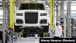 Вработен проверува автомобил Аурус Сенат на склопување во фабриката за производство на Аурус во градот Јелабуга во Руската Република Татарстан