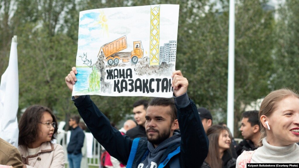 Участник митинга против засыпки озера Малый Талдыколь в столице Казахстана. 20 августа 2022 года