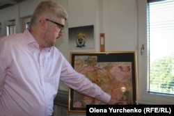 Посол України у Швеції Андрій Плахотнюк демонструє копію мапи України 1648 року