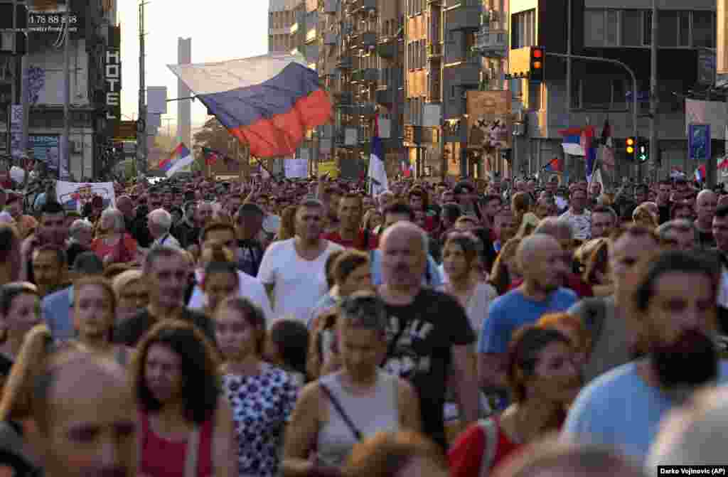 Një flamur rus i ngritur mbi turmën gjatë protestës. Vuçiq ka thënë se qeveria është përballur me trysni të madhe nga grupet djathtiste dhe përfaqësuesit e Kishës Ortodokse Serbe për të anuluar ngjarjen. Ai ka lënë hapur mundësinë që ngjarja të mbahet në një datë të mëvonshme.