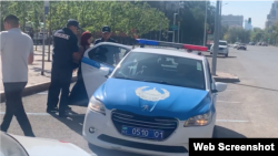 Тіркелмеген "Алға, Қазақстан" ұйымын қолдаушыларды полиция әкетіп жатқан сәт. Астана, 28 тамыз, 2022 жыл. Көрнекі сурет
