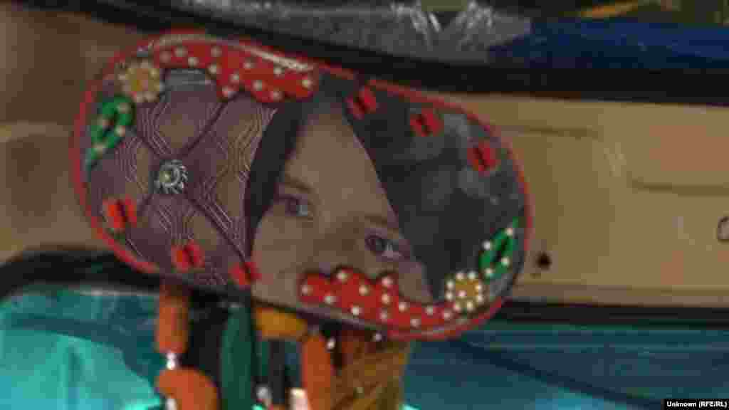 18-летняя студентка Алиша, жительница Карачи на юге Пакистана, 25 августа. Она работает авторикшей и возит людей по городу. Отец девушки, болевший диабетом, научил ее водить машину. После его смерти она кормит семью, параллельно продолжая учебу (фото Радио Машааль)