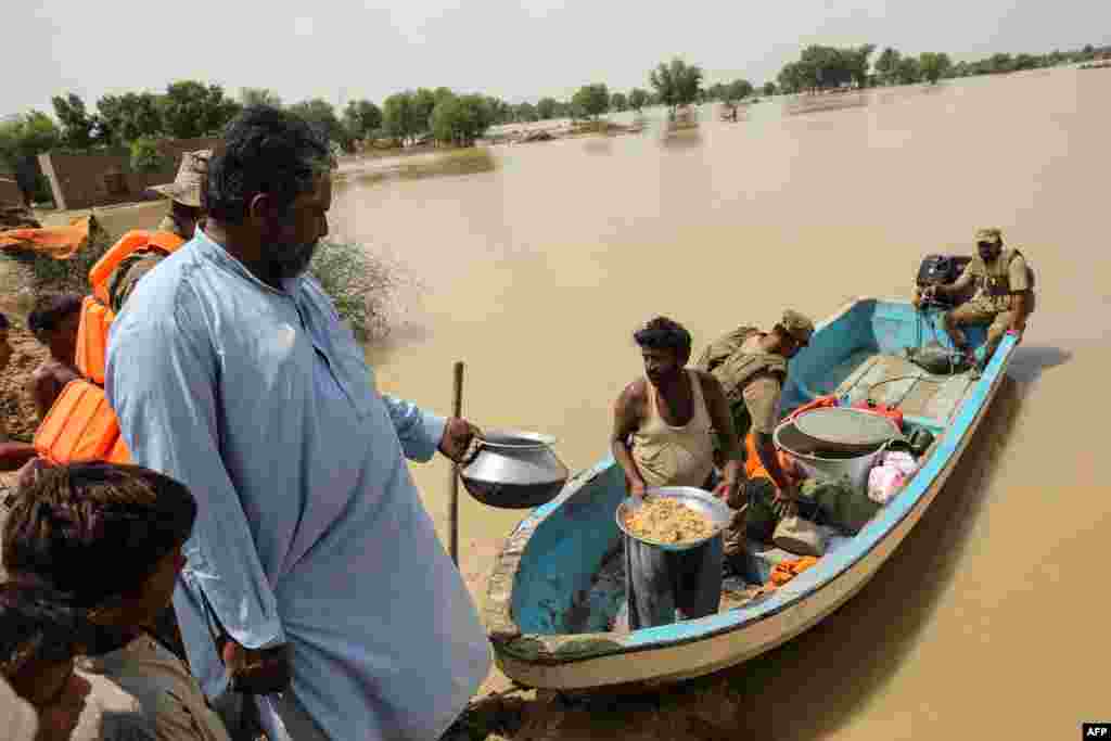 Ministerul de Interne al țării a declarat că trupele vor ajuta cele patru structuri administrative provinciale din Pakistan, inclusiv zona sud-vestică Balochistan, cea mai afectată. Între timp, în diferite părți ale țării sunt înființate centre pentru a ajuta la colectarea, transportul și distribuirea de bunuri de ajutorare a victimelor, au declarat Forțele Armate pakistaneze. Trupele armatei ajută, de asemenea, oamenii să se evacueze în locuri mai sigure, oferind adăpost, mese și asistență medicală celor afectați de inundații, au precizat forțele armate.