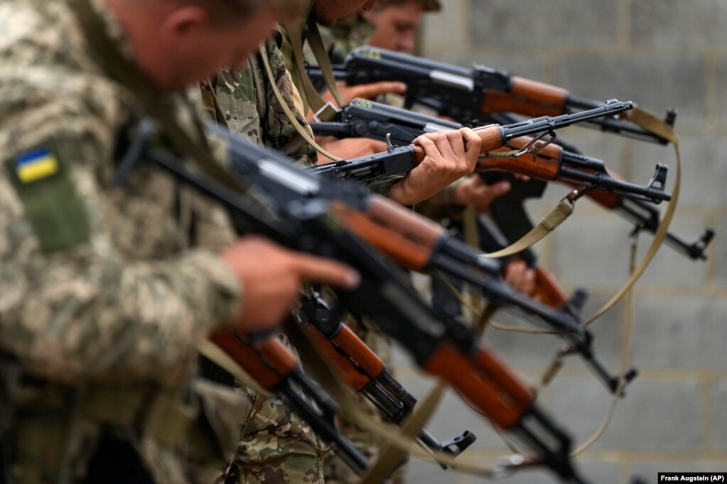 Zakhar,&nbsp; ish-inxhinier, tha se ishte e vështirë të largohej nga Ukraina, derisa luftimet janë ndezur. &ldquo;I lash prindërit e mi. I lash vëllezërit dhe motrat, të afërmit, për të fituar njohuri dhe përvojë që do të më ndihmonte&hellip; të çliroj territorin tonë nga pushtuesi", tha ai përmes një përkthyesi.