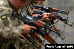 Ukrajinski vojni regruti učestvuju u vježbi dok ih britanske oružane snage obučavaju u vojnoj bazi u južnoj Engleskoj, 15. augusta 2022.
