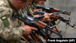 Recruți ucraineni instruiți de forțele armate britanice la o bază militară din sudul Angliei, 15 august 2022.