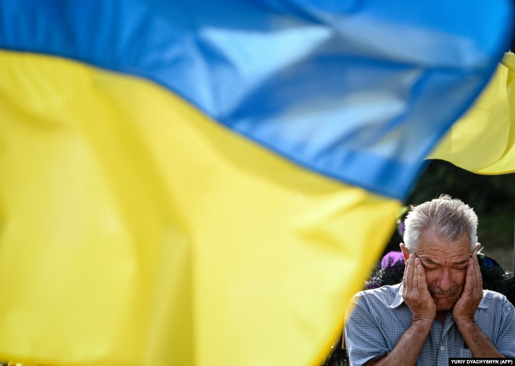 Një burrë i moshuar duke qarë gjatë një ceremonie nderimi për ushtarët e rënë të Ukrainës në varrezat Lyçakivit në qytetin perëndimor të Ukrainës, Lviv.