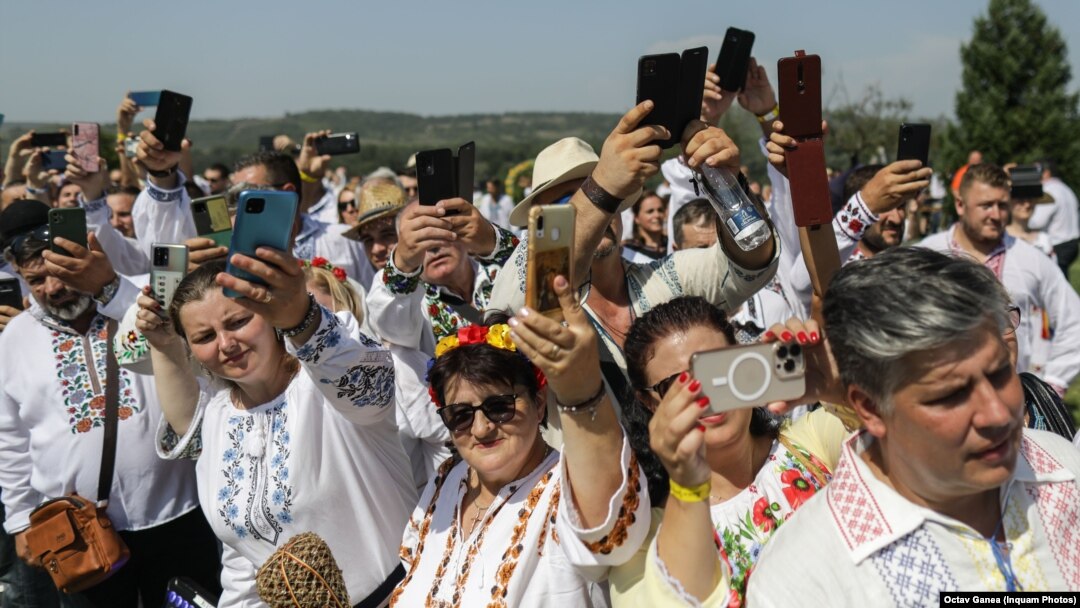 Un cadru de la nunta liderului AUR, George Simion. Mai mulți nuntași fotografiază unul dintre momentele evenimentului organizat la Măciuca/jud. Vâlcea