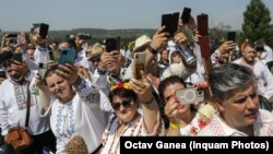 Un cadru de la nunta liderului AUR, George Simion. Mai mulți nuntași fotografiază unul dintre momentele evenimentului organizat la Măciuca/jud. Vâlcea