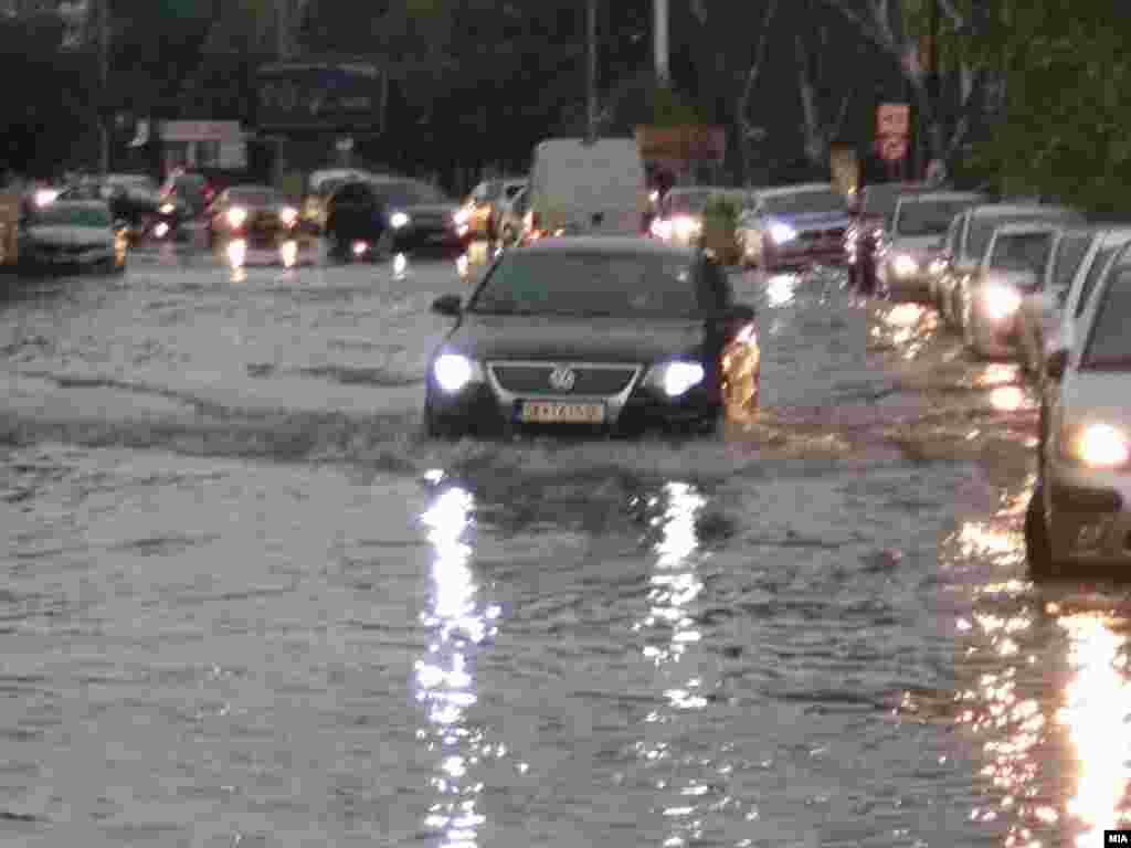 Poplavene ulice u središnjem području Skopja.