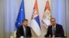 I dërguari i Bashkimit Evropian për dialogun Kosovë -Serbi, Mirosllav Lajçak (majtas) dhe presidentin serb, Aleksandar Vuçiq.