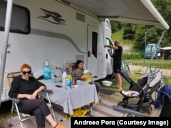 Andrei Radu, soția și Gina Aron (stânga) se bucură de plăcerea vacanței în mijlocul naturii. Sunt mulțumiți de campingul în care stau, dar spun că nu se ridică la standardele celor din străinătate. De exemplu, în Plaiul Foii nu sunt coșuri de gunoi la spălătoare.