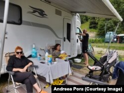 Andrei Radu, soția și Gina Aron (stânga) se bucură de plăcerea vacanței în mijlocul naturii. Sunt mulțumiți de campingul în care stau, dar spun că nu se ridică la standardele celor din străinătate. De exemplu, în Plaiul Foii nu sunt coșuri de gunoi la spălătoare.