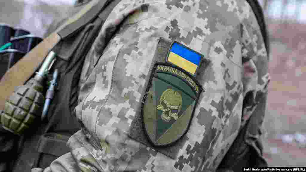 Шеврон у формі та кольорах державного прапора на формі українського військового.