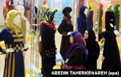 Магазин женской одежды в Тегеране. Хиджаб обязателен