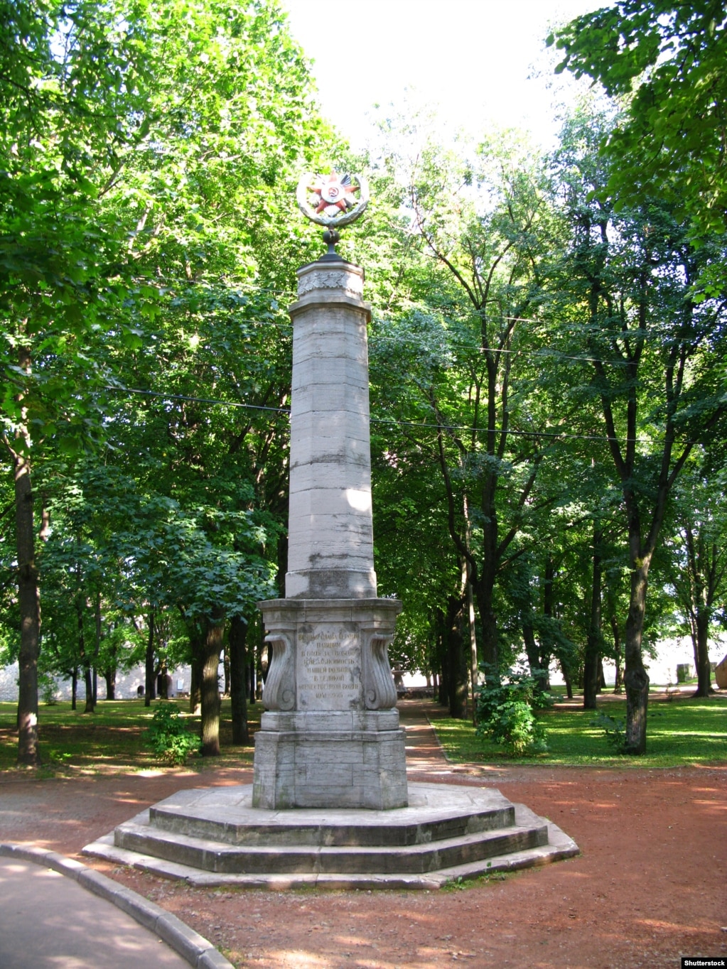 Një monument kushtuar ushtarëve të rënë gjatë Luftës së Dytë Botërore në Narva, një qytezë verilindore në kufi me Rusinë.