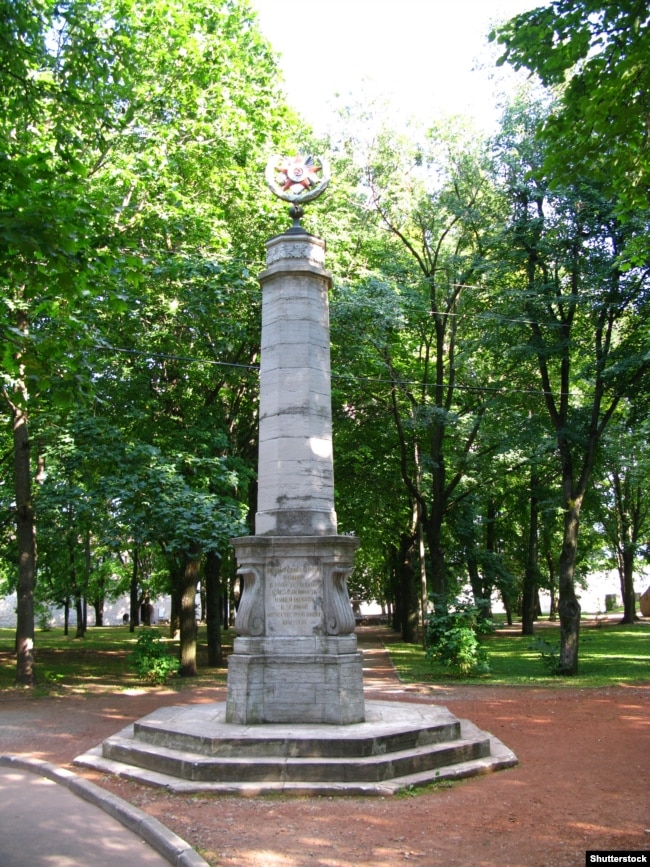 Още един паметник на Съветските войници в Нарва. Този е само с петолъчка.