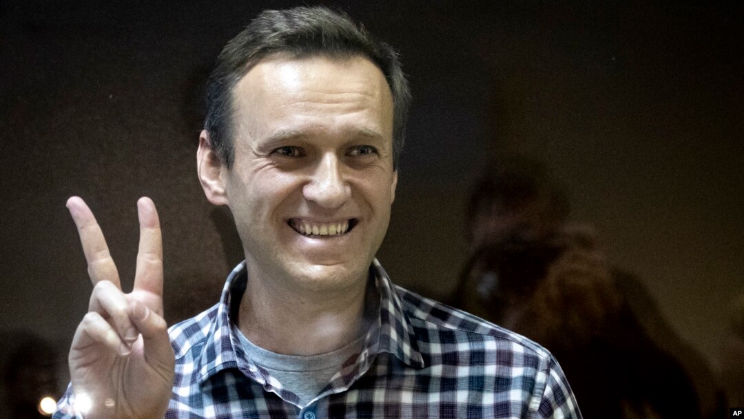 Alexei Navalnîi a fost arestat în ianuarie 2021, după ce a fost otrăvit. În prezent el ispășește o sentință motivată politic de peste nouă ani de închisoare.