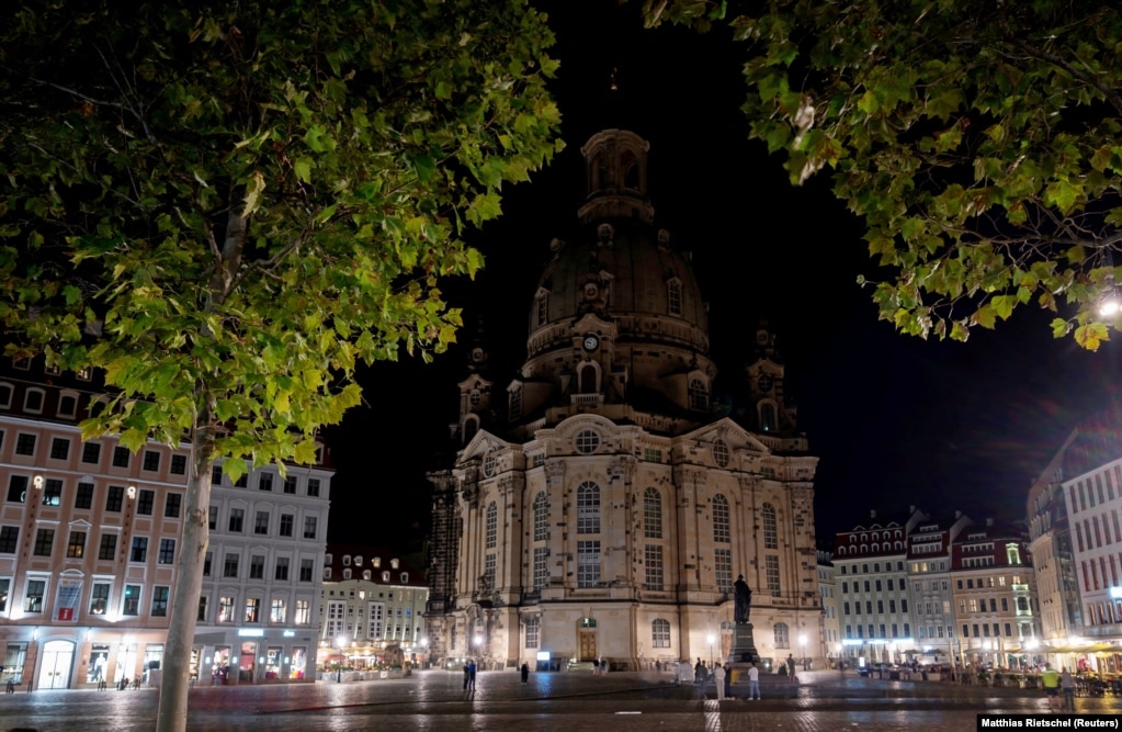 Kisha Frauenkirche në Dresden u pa e pandriçuar më 22 gusht. Disa kanë shprehur frikë nga trazirat eventuale masive në Gjermani pasi dimri po afron dhe energjia vazhdon të jetë e kufizuar dhe më e shtrenjtë. Kancelari Olaf Scholz kohët e fundit e përshkroi rritjen e kostove të energjisë si një "fuçi baruti për shoqërinë".