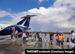 Mare parte din pasagerii TAROM sunt cei care călătoresc intern și cei aduși de operatorii de turism care închiriază avioanele campaniei în regim charter. TAROM a pierdut competiția cu societățile private de transport călători atunci când vine vorba de vânzarea biletelor pentru destinații europene.