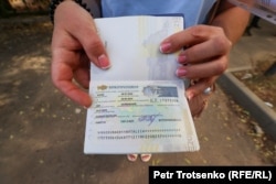 Гражданка Украины Наталья Кунах показывает казахстанскую визу в своем паспорте. Алматы, 24 августа 2022 года