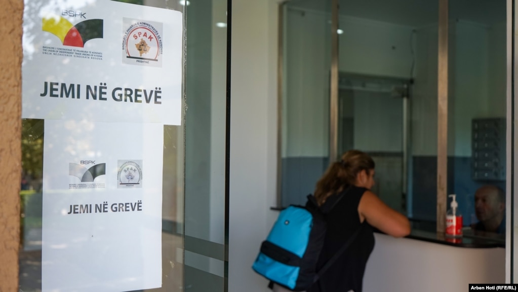 Një grua para një sporteli në Komunën e Prishtinës derisa punëtorët ishin në grevë.