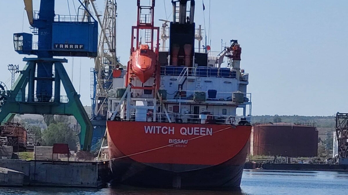 У порту Керчі перебуває танкер під прапором Гвінеї-Бісау – фото