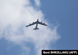 Bombarduesi amerikan B-52 duke fluturuar mbi kryeqytetin shqiptar, Tiranë.