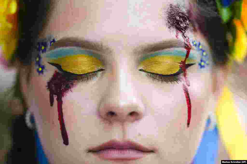 A woman made up with wounds and Ukrainian colors attends a Freedom March demonstration marking Ukrainian Independence Day in Berlin on August 24.