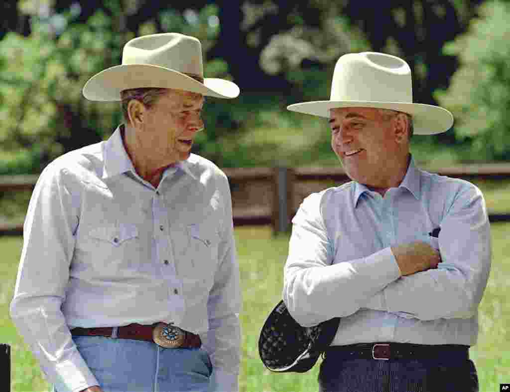 Горбачев и бывший президент США Рональд Рейган в ковбойских шляпах наслаждаются моментом на ранчо Рейгана в Калифорнии. Ранчо дель Сьело, 2 мая 1992 года. Двое мужчин имели отношения, основанные не только на взаимном уважении, но и на дружбе, которая помогла положить конец Холодной войне