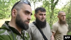 Ислам Белокиев (крайний слева)