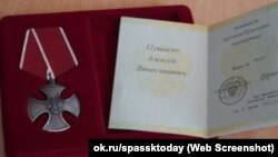  Родителите на боеца Алексей Пушило, служил в 64-а бригада и умрял в Украйна, са получили ордена за кураж от негово име. 