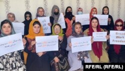 آرشیف - زنان معترض در کابل. پس از اینکه چندین بار اعتراضات صلح آمیز زنان از سوی طالبان سرکوب شد و شماری از فعالان زن توسط طالبان زندانی شدند. شماری از زنان در یک مکان سربسته در کابل به اعتراض شان ادامه دادند. August 15 2022