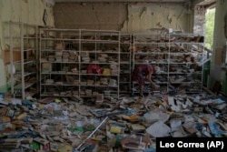 Зруйнована російськими військами шкільна бібліотека у Краматорську, 27 серпня 2022 року