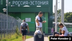 Orosz turisták várakoznak vámvizsgálatra az észt határon. Augusztus 18-án Észtország korlátozta a schengeni vízumok kiadását orosz állampolgároknak. Ivangorod-Narva, 2022. augusztus 18.