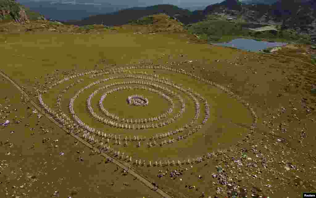 Sljedbenici Univerzalnog bijelog bratstva, ezoterijskog društva koje kombinuje kršćanstvo i indijski misticizam koji je uspostavio Bugarin Peter Deunov 1920-ih godina, izvode ritual sličan plesu pod nazivom "paneuritmija" na planini Rila, Bugarska, 19. august.