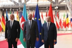 Ильхам Алиев, Шарль Мишель (в центре) и Никол Пашинян на переговорах в Брюсселе. 31 августа 2022 года
