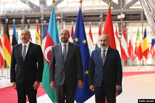 Ильхам Алиев, Шарль Мишель (в центре) и Никол Пашинян на переговорах в Брюсселе. 31 августа 2022 года