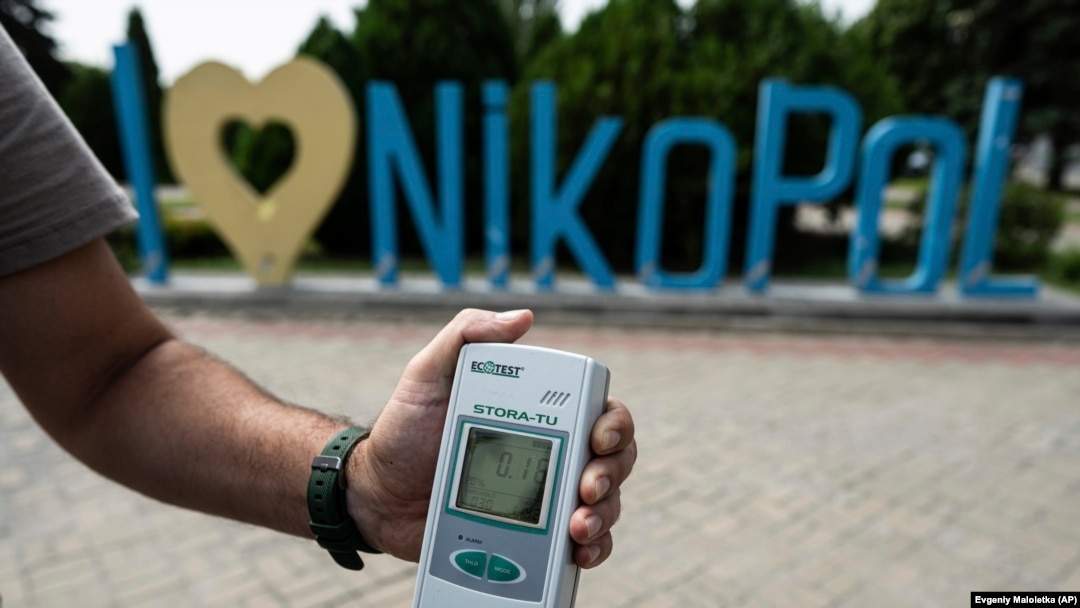 Megnövekedett sugárszintet mutat a Geiger-számláló Nikopol, a zaporizzsjai erőmű közelében 2022. augusztus 22-én