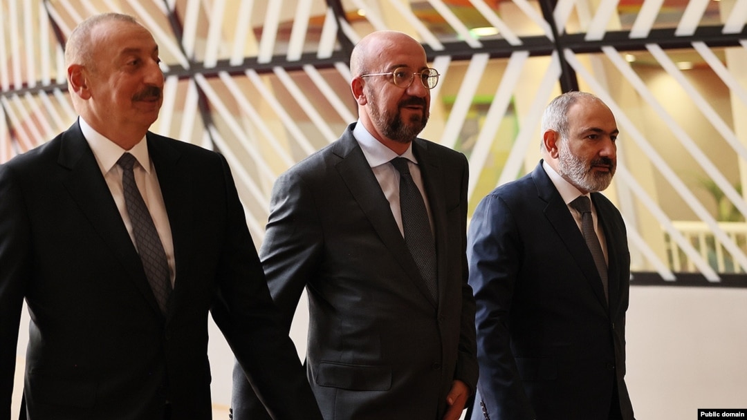 Azerbaijani President Ilham Aliyev (left) and Armenian Prime Minister Nikol Pashinian (right) walk with EU Council President Charles Michel on August 31, 2022.